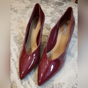 Tahari burgundy patent leather pointed toe stiletto heels. US size 8-M